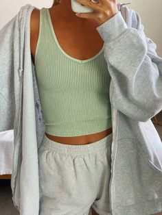 Discover 20+ Sweatpants Outfits You Can’t Get Around on Pinterest Right Now! Whether you\'re looking for a cozy Sweatpants Outfit or some Outfit Inspo Casual vibes, these looks are a must-have. From Baggy Sweatpants styled effortlessly to Cool Sweatpants Outfit ideas perfect for every season, these populaire outfits will keep you very comfy and stylish. Need a Fit Check for Winter? I\'ve got you covered with chic, styles inspired by Scandinavian Fashion for that minimalist yet trendy touch. ❄️✨ Study Fits, Cute Casual Outfits For Spring, Olive Lynn, Outfits Quotes, Mode Hippie, Skandinavian Fashion, Outfit Inspo Summer, K Fashion, Short Hairstyle