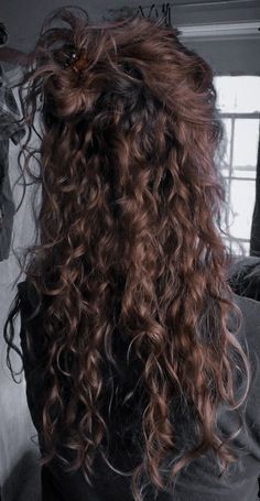 One Braid Curly Hair, Layered Wavy Haircuts Natural Curls, Irish Curly Hair, 2000s Chunky Highlights Curly Hair, Hair Looks Curly, Curly Hair With Beanie, Long Curly Hair With Layers, Medium Short Curly Hair, Hairstyles For Curly Wavy Hair