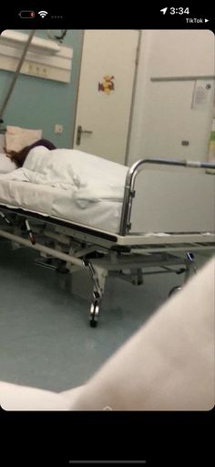 an empty hospital bed in the middle of a room