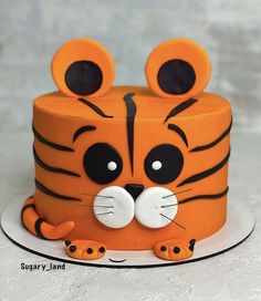 a cake decorated to look like a tiger with big eyes and ears on it's head