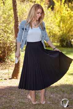 La falda negra plisada y un invitado especial - Deliria Rose Curvy Casual Outfits, Pleated Fashion, Long Skirt Fashion, Denim Skirt Outfits, Long Skirt Outfits, Stylish Short Dresses