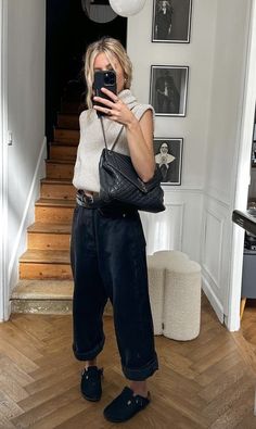 Knitted Vest Summer Outfit, Ysl Bag Outfit Casual Summer, Clogs Outfit Spring, Black Wide Leg Jeans Outfit, Street Style Classy, Street Style Comfy, Casual School Outfit, Black Clogs Outfit, Outfit Basics