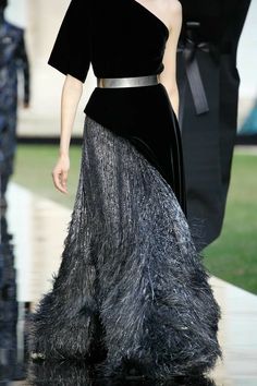 Givenchy Haute Couture, Detail Couture, Givenchy Couture, Velvet Gown, فستان سهرة, Couture Runway, Velvet Fashion, Couture Gowns, Fashion Design Clothes