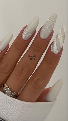 Nails For Christmas White, Black Nail Christmas Design, Winter Christmas Nails White, White Nails With Christmas Design, Maternity Photoshoot Nails, Winter White Nails 2024, White Sparkly Christmas Nails, White Almond Christmas Nails, Christmas Nails White And Silver