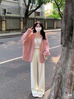 Modest Soft Girl Outfits, Korean Spring Outfits, Soft Girl Aesthetic Outfit, Winter Outfits Korean, Korean Style Outfits, Celana Kargo, Soft Feminine Outfits, How To Have Style, Outfit Ideas Winter