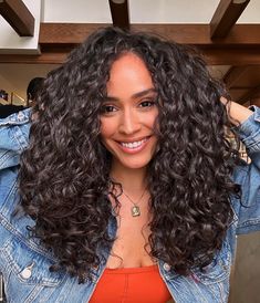 22 Jaw-Dropping Layered Curly Hair With Face Framing Looks Layered Curly Hair Face Framing, Curly Hair Face Framing, Hair Face Framing, Curly Cut, Medium Length Curly Hair