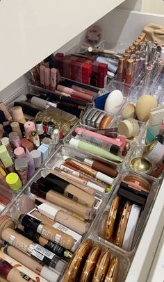 Makeup Set Up, A Lot Of Makeup, Radiant Makeup, Doing My Makeup, Rangement Makeup, Makeup Beauty Room, Makeup Vanities, Portugal Porto