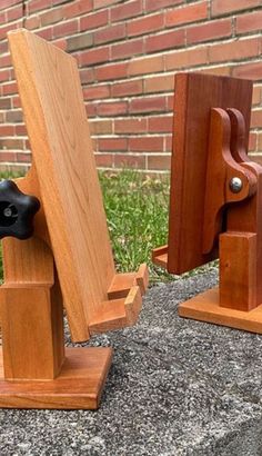 DIY Woodworking Project Craftsman Frames, Adjustable Tablet Stand, Wooden Hinges, Small Woodworking Projects, Into The Wood, Wood Shop Projects, Ipad Stand, Tablet Stand, Small Wood Projects