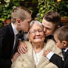 Great Grandparents Photoshoot, Photo Shoot With Grandparents, Grandmother With Grandchildren Photo, Grandparent Poses Family Pics, Family Photos Grandparents Grandchildren, Family Photo With Grandma, Grandmother And Grandkids Photoshoot, Grand Parent Photo Shoot, Family Photo Grandparents