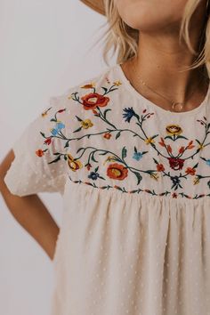 Blouses 2022, Casual Date Night Outfit, Lace Blouses, Embroidered Shirts, Crop Top Designs, Swiss Dot, Ladies Dress Design, Embroidered Top, College Outfits