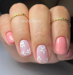 Bring the colors of spring and summer to your fingertips with these 25 stunning flower nails! From simple, classic florals to more intricate designs, these nail art ideas are sure to brighten up your manicure and your mood. For example, we love these short pale pink flower nails with daisies – so cute! Gel Manicure On Short Natural Nails, Short Round Gel Nails Summer, Round Gel Nails Short, Really Short Gel Nails, Flower Gel Nails, Gel Natural Nails, Nail Designs Pink, Short Gel Nails