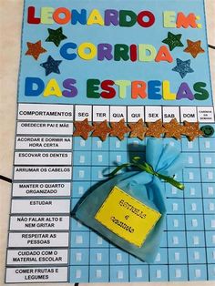 a bulletin board with a blue bag and gold stars on it that says corrida da estrelas