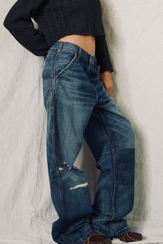 Our timeless mid-rise carpenter jean features a spacious wide leg and an easy, laid-back fit, perfectly blending classic style with coastal ease. Carpenter Jeans Outfit, Jeans Winter Outfit, Baggy Carpenter Jeans, Jeans Winter, Jeans Outfit Winter, Carpenter Jeans, Jeans Outfit, Winter Outfit, Jean Outfits