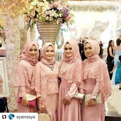 753 Likes, 16 Comments - BUKAN AKUN JUALAN (@kebayapagarayu) on Instagram: “#Repost @syanissya #kebayapagarayu #kebaya #inspirasikebaya #contohkebaya #modelkebaya…” Seragam Bridesmaid Hijab, Inspirasi Bridesmaid Hijab, Cape Brokat, Baju Bridesmaid Hijab, Renda Kebaya, Kulot Pants, Kebaya Bridesmaid