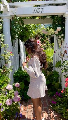 Flower Garden Pictures With People, Garden Pictures Instagram, Botanical Garden Outfit Summer, Spring Insta Pics, Poses For Garden Shoot, Botanical Garden Picture Ideas, Flower Garden Picture Poses, Botanical Garden Outfit Ideas, Flower Garden Poses