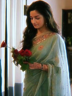 Desi Love, Bollywood Outfits, Desi Fashion Casual, Desi Clothes, Traditional Indian Outfits, Vintage Bollywood, Saree Trends, Indian Aesthetic, Alia Bhatt