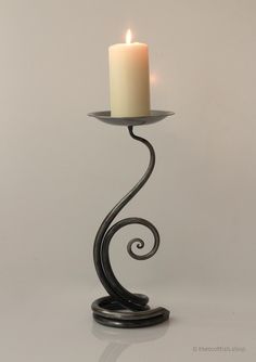 Erhörter-Kerzenständer-Handfertigt Blacksmith Candle Holder, Hand Forged Candle Holder, Steel Candle Holder, Iron Wine Rack, Key Holder Diy, Metal Candle Holder, Iron Candlesticks, Blacksmith Projects, Metal Yard Art