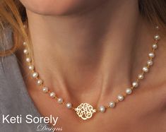 I really like this! Dainty Pearl Necklace, Natural Pearl Necklace, Pearl Necklace Designs, White Pearl Necklace, Cultured Pearl Necklace, Pompano Beach, Diy Schmuck, Pearl Chain, Monogram Initials