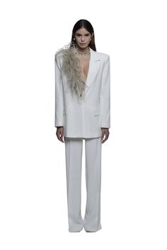 The Archivia tailleur in cotone bianco, modello con giacca con scollo a V e dettaglio piume rimovibili verdi sullo scollo. Vestibilità regolare Mini Dresses, White Cotton, Feathers, Balenciaga, Prada, Saint Laurent, Normcore, Mini Dress, Couture