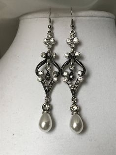 Silver pearl/clear crystal drop earrings. Measuring about 3inches If you have any questions please don't hesitate to ask Vintage Earrings Silver, Infinite Jewelry, Pearl Earrings Bride, Diamond Pearl Earrings, High Fashion Earrings, Vintage Pearl Earrings, Pearl Bridal Earrings, Earrings Bride, Vintage Silver Earrings