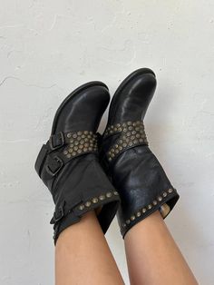 Biker women's ankle boots, Cowgirl Western vintage black women boots, Frye boots y2k motorcycle leather shoes US 5 EU 35 UK 2   Leather boots made in Mexico Upper: Leather Size: US 5 EU 35 UK 2   Color: Black Insole ~  22.5 cm = 8.9' Condition is good! No defects Bullboxer Boots Woman, Vintage Black Women, Y2k Motorcycle, Boots Y2k, Boots Cowgirl, Western Vintage, Women's Ankle Boots, Cowgirl Western, Frye Boots