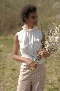 OhSevenDays | Monday Ruff Blouse White | Deadstock Linen Ruff Collar, Spring Summer Capsule Wardrobe, Trousers Details, Summer Capsule, Collared Blouse, Fashion Guide, Summer Capsule Wardrobe, Blouse White, Linen Blazer