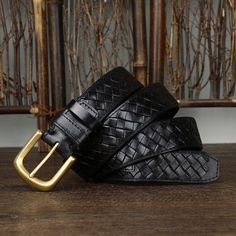 Discover our Romuald braided leather belt. Its timeless design combines with a unique texture to elevate your outfit and add a distinctive touch. Choosing this belt is a smart decision to diversify your wardrobe and highlight your style. Male Jeans, Belt Luxury, Braided Leather Belt, Women Belt, Braided Belt, Fashion Belts, Western Leather, Unique Bags, Jewelry Tray