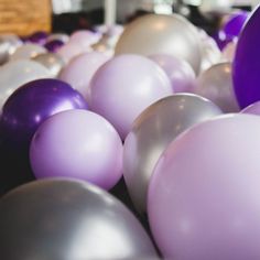 there are many balloons that are purple and white