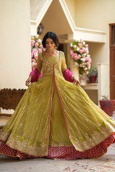 Bridal Pishwas Pakistani, Pink And Green Mehndi Dress, Pishwas Hyderabadi, Pishwas Pakistani Wedding, Mehndi Frock Design, Open Frock Design Pakistani, Mahendi Dress Mehndi Outfit, Front Open Frock Designs, Peshwas Dress Hyderabadi