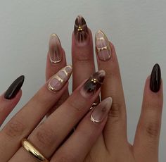 Simple Autumn Nails Almond, Gel Polish Nail Designs Brown, Black Brown Nail Art, Autumn Nail Asthetic, Brown Nails And Gold, Brown Fall Nail Set, Nails Inspo 2024 Fall, Brown Nails Inspo Aesthetic, Brown Almond Nails For Fall