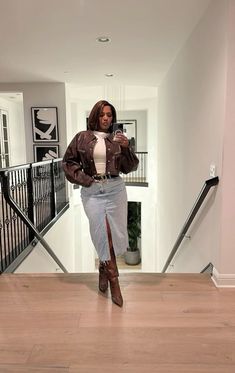 Brown Denim Outfit, Leather Jacket Casual Outfit, Casual Outfit Aesthetic, Summer Baddie Outfits, Summer Baddie, Dress Skirts, Golden Globes Red Carpet, Heels Sneakers