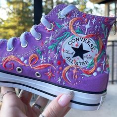 Embroidering Converse, Converse Shoes Designs, Shoe Embroidery Ideas Converse, Art On Converse, Shoe Art Diy, Embroider Converse, Shoe Embroidery Ideas, Converse Embroidery Ideas, Embroidered Shoes Diy