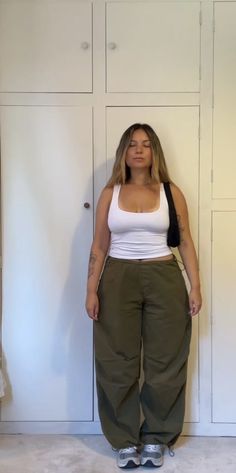 Aesthetic Fit Inspo Mid Size, Medium Size Fashion Aesthetic, School Outfits Medium Size, Middize Girl Outfits, Medium Size Body Outfit Ideas, Y2k Outfit Midsize, Mid Size Summer Outfits Aesthetic, Aesthetic Mid Size Outfits, Mid Size Curvy Outfits