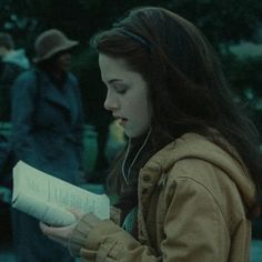 #twilight #Edward #Bella #vampire #mood #fyp #aesthetic Bella Swan, Girl Reading, Kristen Stewart, A Book, A Girl, Reading