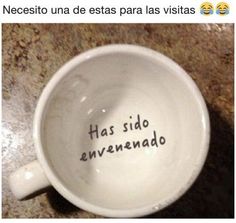 a coffee cup with the words has sido envenenado written on it