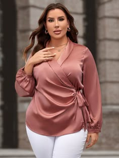 Rosa coral Elegante Collar manga larga Satén Liso Top Embellished Elástico Ligero Satin Blouse Outfit, Top Designs For Women, Satin Wrap Blouse, Cotton Tops Designs, Fashion Work Outfit, Classy Blouses, Evening Blouses, 2piece Outfits, Stylish Tops For Women