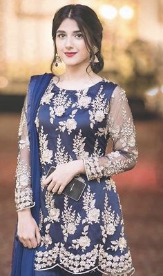 Party Dress Pakistani, Pakistani Formal Wear, Pakistani Actress Dresses, Dress Design Ideas, Pakistani Party Wear Dresses, Dress Pakistani, Shadi Dresses, Pakistani Formal Dresses, Desi Wedding Dresses