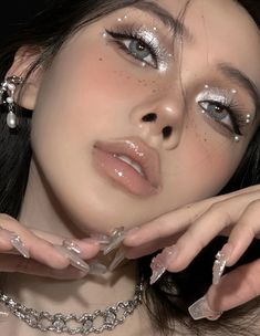 Homecoming Glam Makeup, Eye Makeup Ideas Silver, Easy Futuristic Makeup, Silver Makeup Halloween, Black And White Douyin Makeup, Black And White Festival Makeup, Makeup Ideas Black And White, Make Up With Silver Outfit, White Angel Makeup Aesthetic