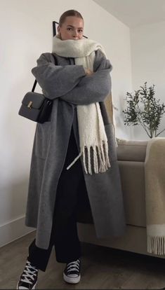 Light Grey Overcoat Outfit Women, Gray Winter Coat Outfit, Cozy University Outfit, Winter Outfits With Grey Coat, Winter Outfit Grey Coat, Grey Coat Outfit Aesthetic, Winter Coat And Scarf, Grey Dress Coat Outfit, Dark Grey Coat Outfit Winter