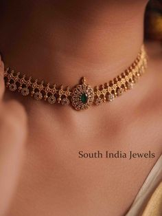 Latest Chokers In Gold, Gold Necklace Choker Designs, Gold Necklace Short Designs, Diamond And Gold Jewellery, Temple Collection Jewellery, Simple Bridal Jewelry Indian, Choker Indian Jewellery, Simple Jewellery For Saree, Traditional Necklace Designs