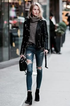 Model Off Duty Street Style, Walking Down The Street, School Starts, Leather Jacket Outfits, Outfit Jeans, Winter Mode, Mode Inspo, Fashion Streetwear, Glam Rock