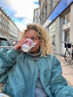 Blonde Curls, Skandinavian Fashion, Short Blonde, Short Blonde Hair, Fashion 2024, Short Curly Hair, Mode Inspiration, Curly Blonde