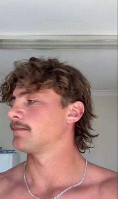 Curly Wavy Mullet Men, Coupe Mullet Homme, Mullet Inspo Men, Wavy Hair Mullet Men, Medium Length Mullet Men, Medium Mullet Mens, Mullet Styles Men, Wavy Mullet Hair Men