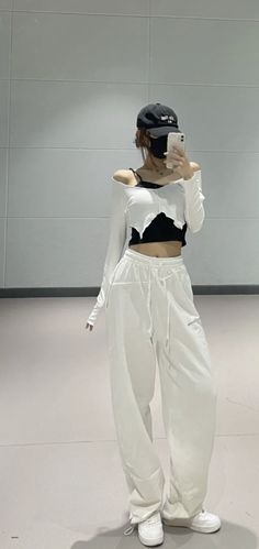 Aesthetic Practice Outfits, Korean Fashion Dance Practice, Practice Clothes Kpop, Korean Dancer Fashion, Kpop Dancers Aesthetic, Dance Practice Clothes Kpop, K Pop Training Outfit, Hiphop Dance Outfit Korean