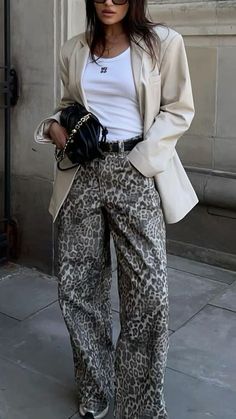 Baggy Leopard Pants Outfit, Leopard Pants Outfit Fall, Leo Rock Outfit, Print Jeans Outfit, Amsterdam Outfits, Ny Fits, Korean Beach, Winter Purse, Modest Streetwear