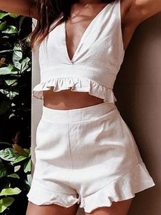 Popular Clothing Brands, Outfit Elegantes, Diy Vetement, Crop Top And Shorts, Sleeveless Vest, Chic Woman, White Crop Top, Night Outfits, Holiday Fashion