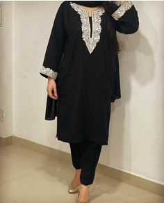 Kashmiri Tilla Suit, Tilla Suit Designs, Kashmiri Suit Design, Black Kashmiri Suit, Kashmiri Tila Designs, Tila Work Suits, Kashmiri Work Suits, Tilla Designs Kashmiri Pheran