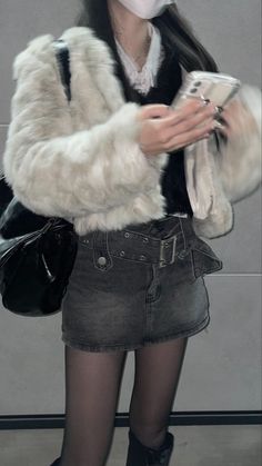 Winter Outfits Douyin, Winter Outfits Aesthetic Japanese, Black Harajuku Style Winter Skirt, White Outfit Inspiration, Jirai Kei Winter, It Girl Vibes, Winter Harajuku Mini Skirt, Acubi Fashion, Skirt Jeans