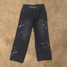 Black and white star patched jeans with a distressed look #grunge Look Grunge, Black And White Stars, Patched Jeans, White Star, Womens Bottoms, Women's Jeans, Fashion Inspo, Women Jeans, Women Accessories