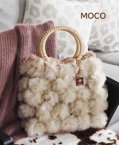 Crocheted Bags, Fancy Hands, Winter Bags, Crochet Winter, Handmade Jewelry Tutorials, Handmade Handbags, Winter Landscape, Jewelry Tutorials, Jewelry Bags